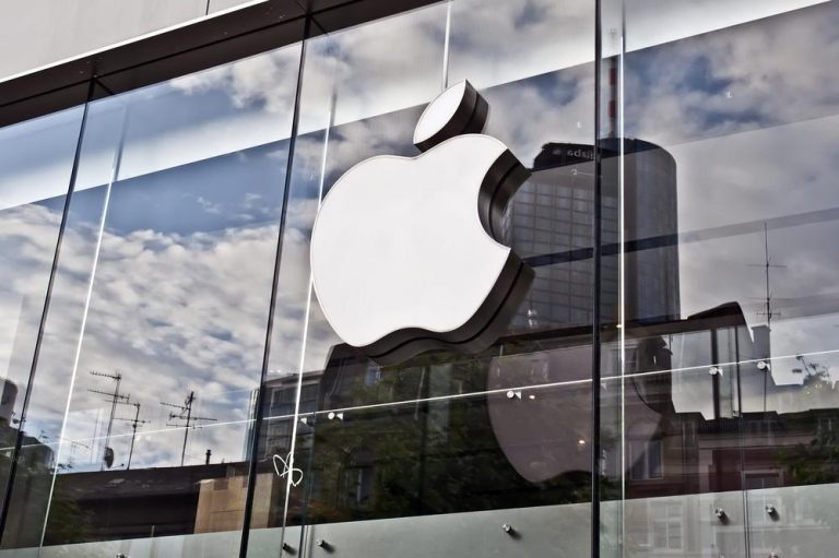 Warren Buffett Trims Apple Holdings as Berkshire Hoards Record Cash Pile